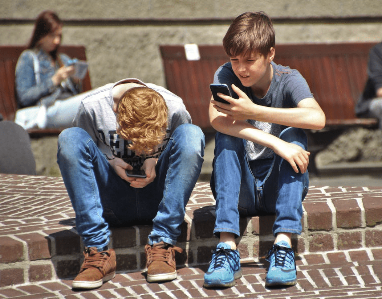 Twee jongens met smartphone